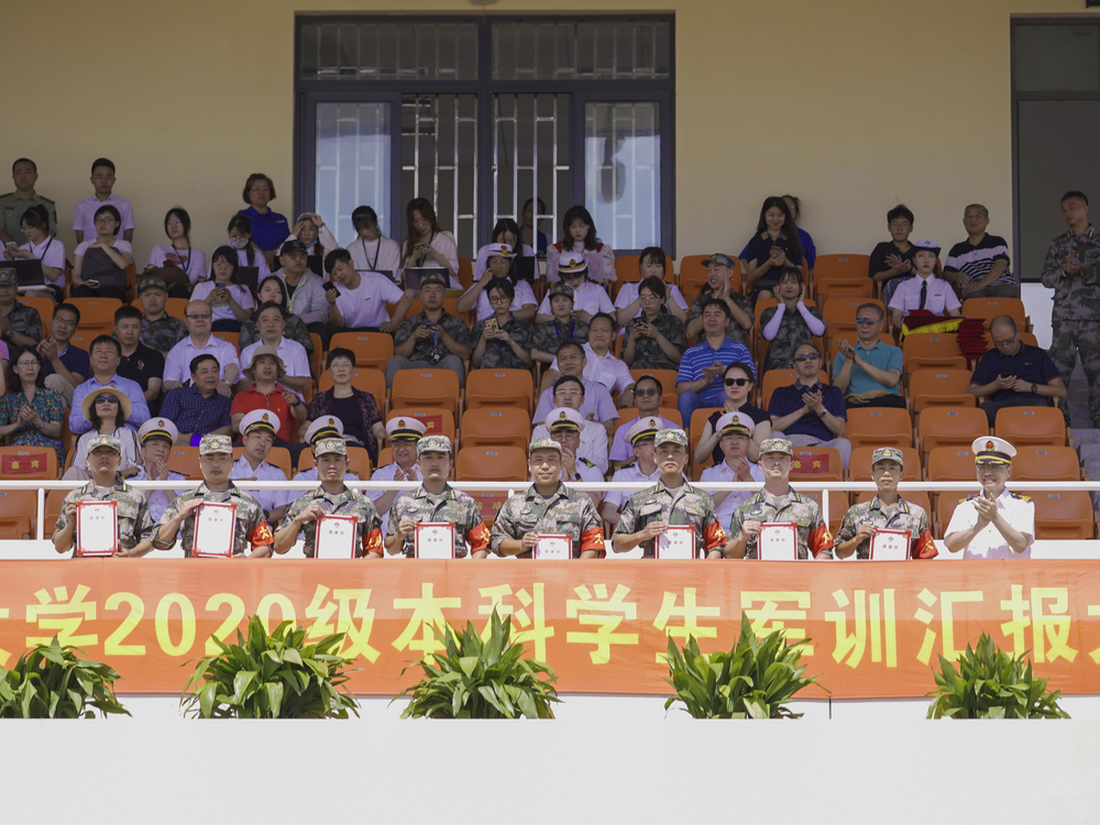 陆靖校长为军训教官代表颁发感谢状