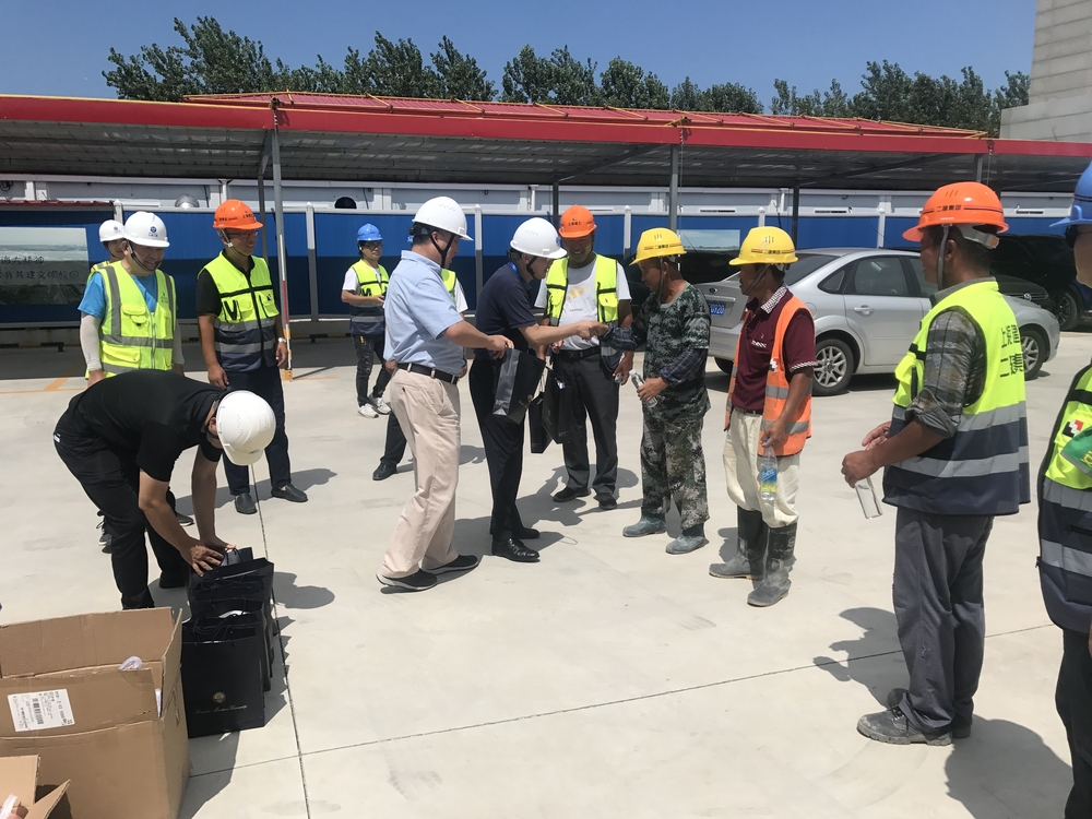 20210718020442169500.jpg 校领导慰问航运科技创新大楼项目一线建设者