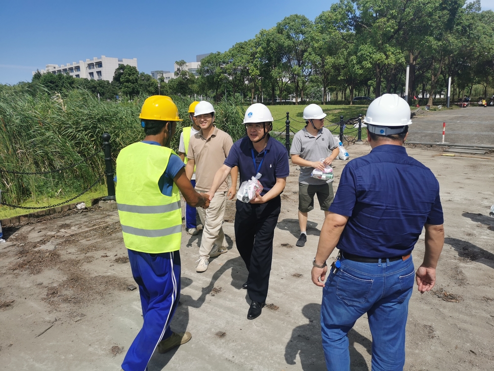 20210718020442517100.jpg 看望图书馆及河道防腐木维修改造工程一线建设者