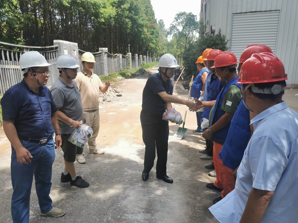 20210718020442689600.jpg 慰问室外场地改造工程一线建设者