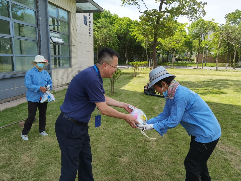 20210718020442892500.jpg 慰问校园绿化工作人员