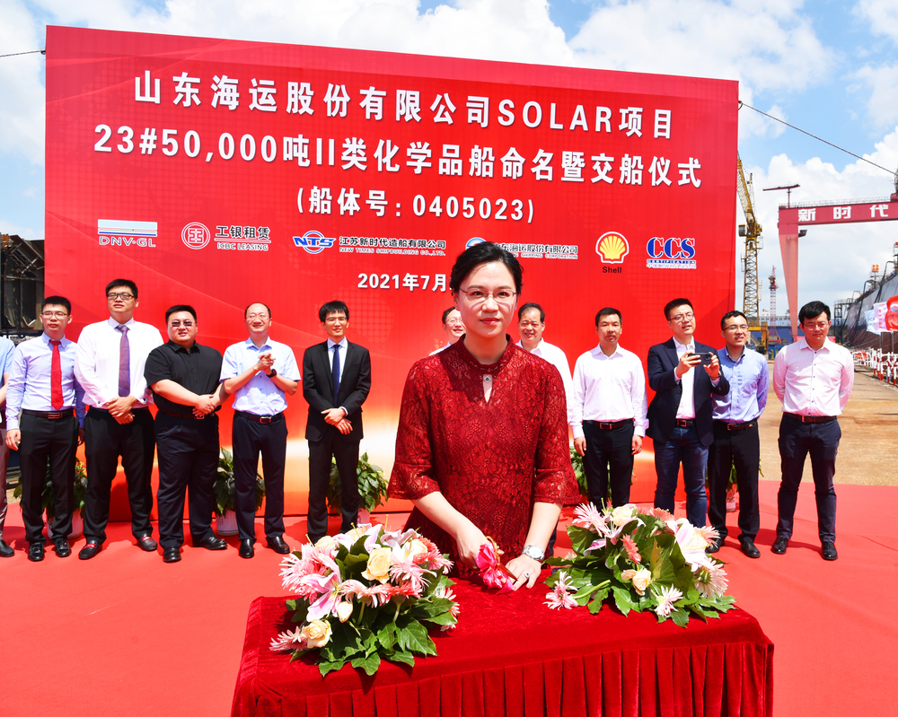 教母陈佳儿为新船砍缆