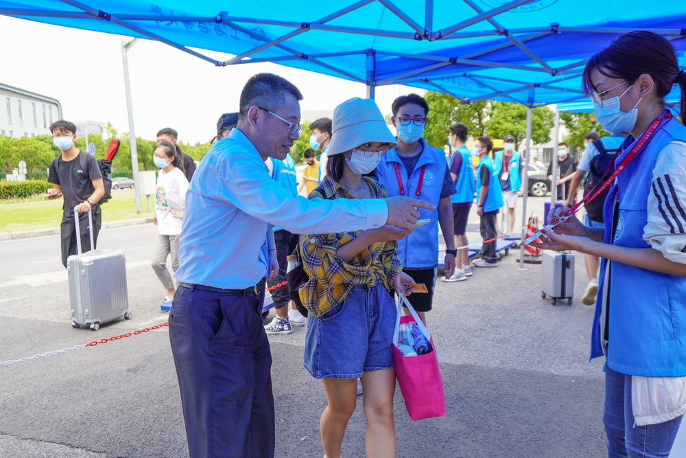 20210909113000820800.jpg 校门引导返校学生