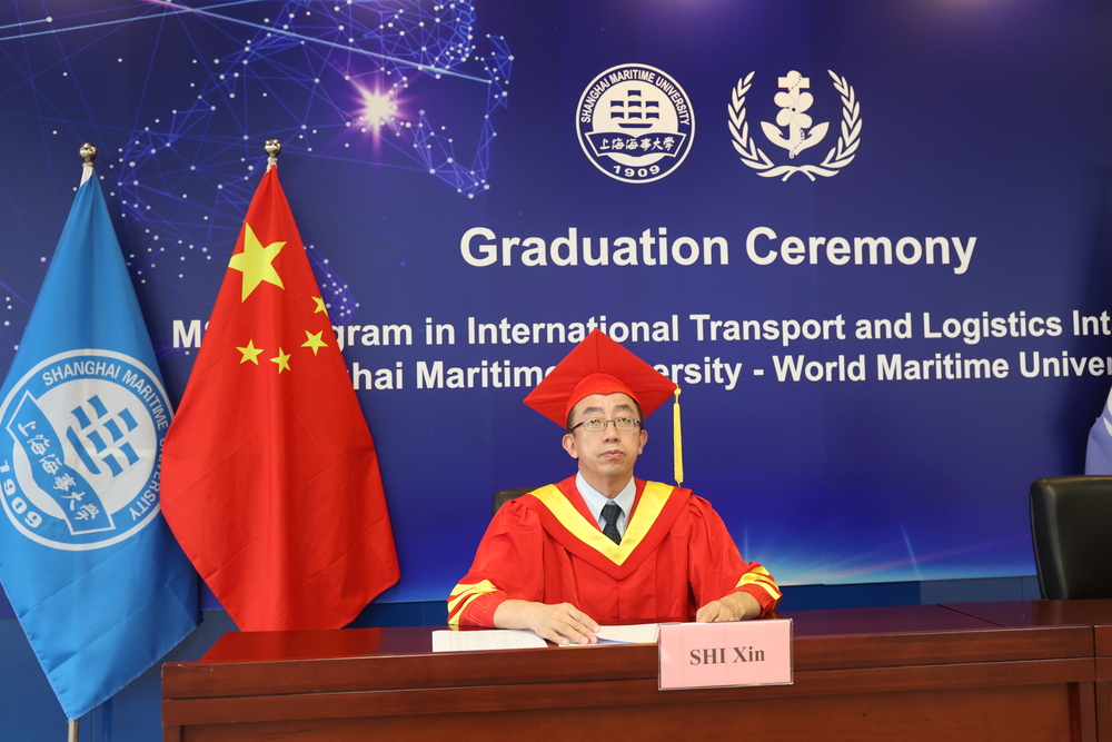 我校副校长施欣出席并主持毕业典礼