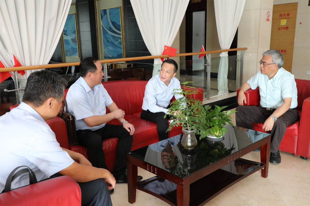 20210929003524765100.jpg 严伟副校长与徐国旺书记在典礼前交流