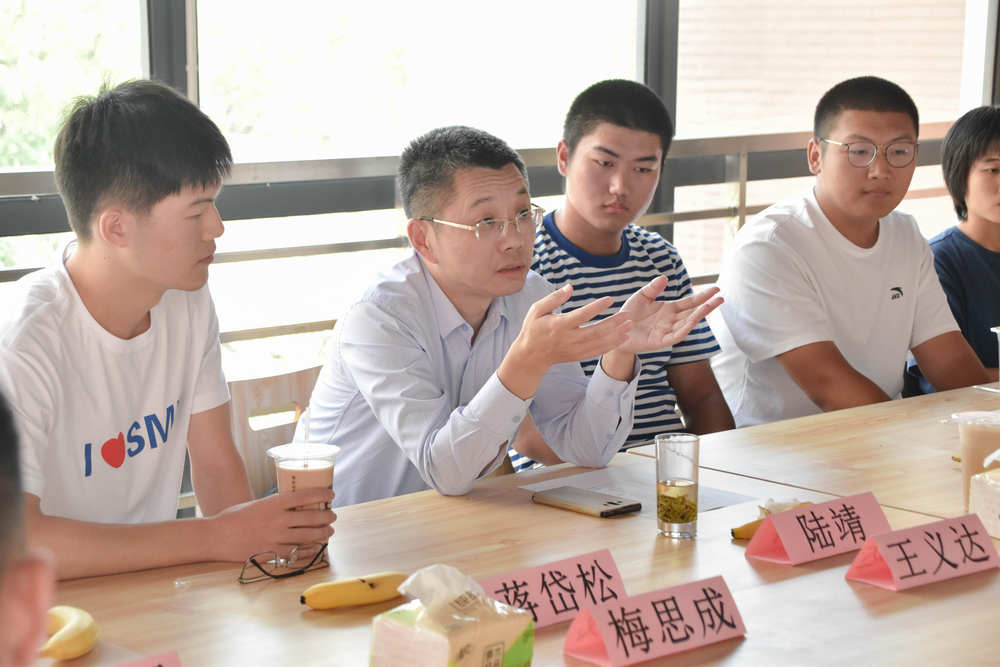 陆靖校长和同学们交流