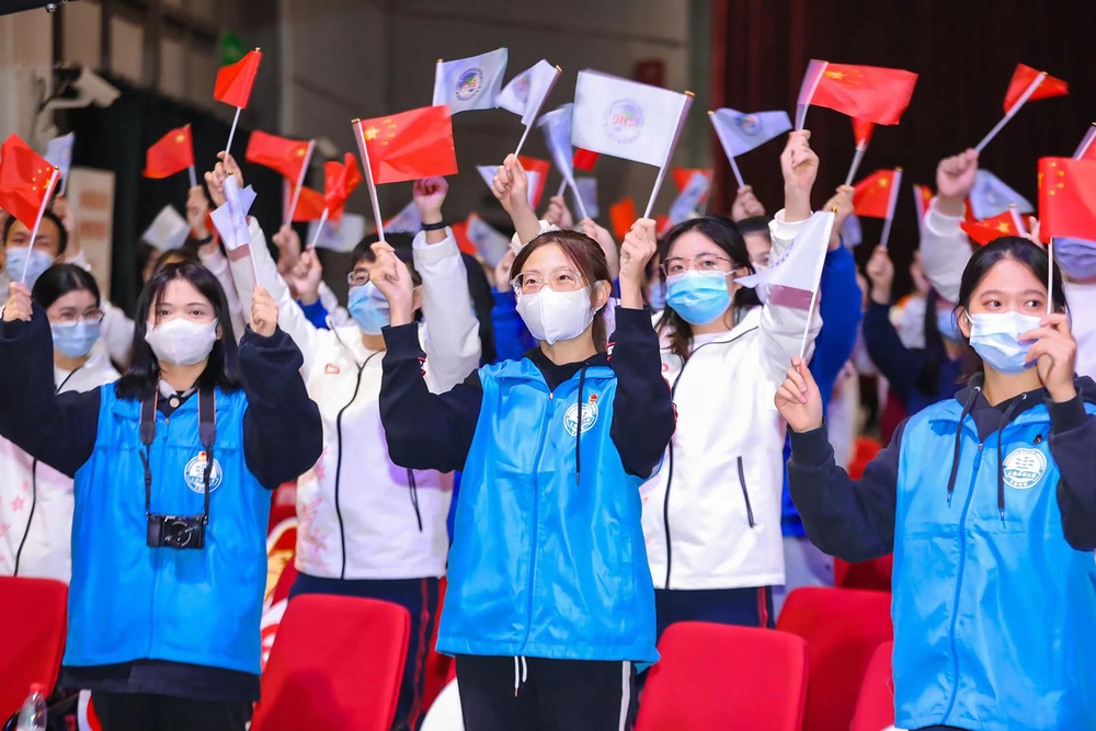 20211022013214575200.jpg 海事进博志愿者代表齐唱《没有共产党就没有新中国》