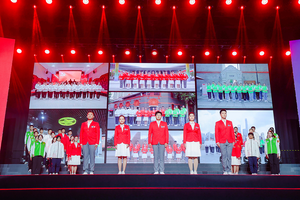 20211022013214951500.jpg 领誓人带领进博志愿者宣誓