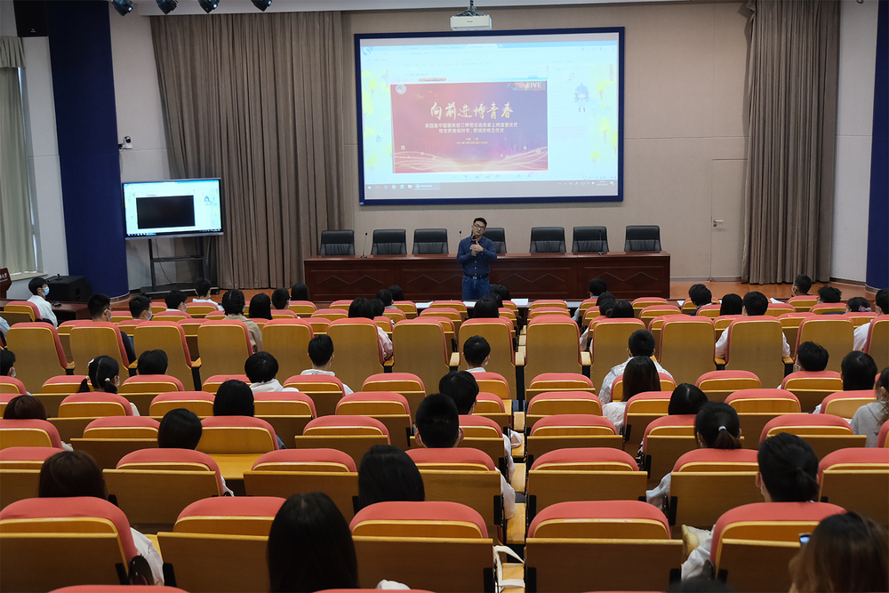 20211022013215148300.jpg 校团委书记梁亮老师进行现场动员