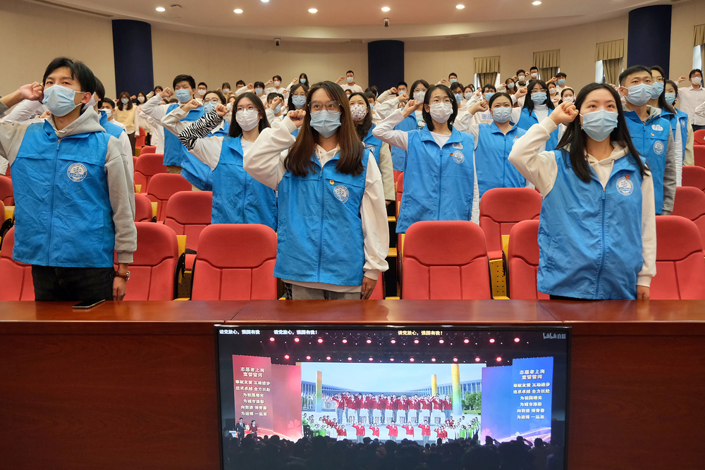 20211022013215346600.jpg 海事进博志愿者进行志愿者宣誓