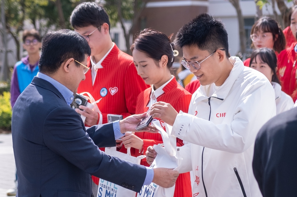 20211101053924621200.jpg 宋宝儒书记为志愿者代表赠送物资