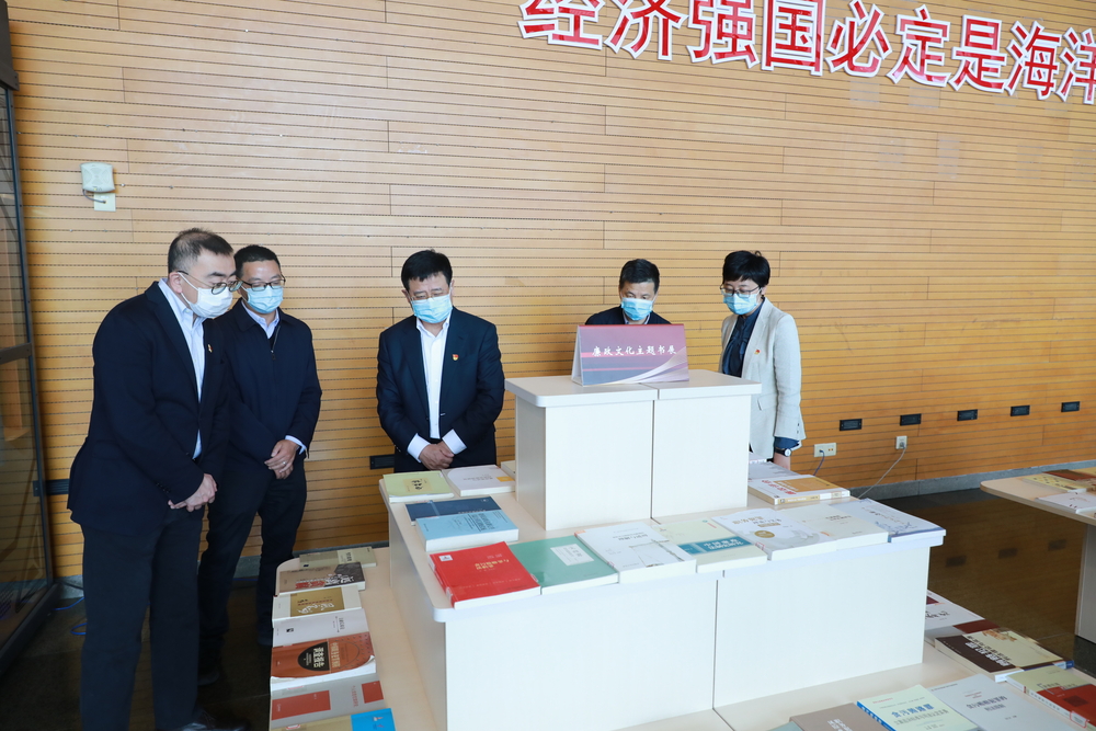 20211103005224696100.jpg 参观廉政文化图书展