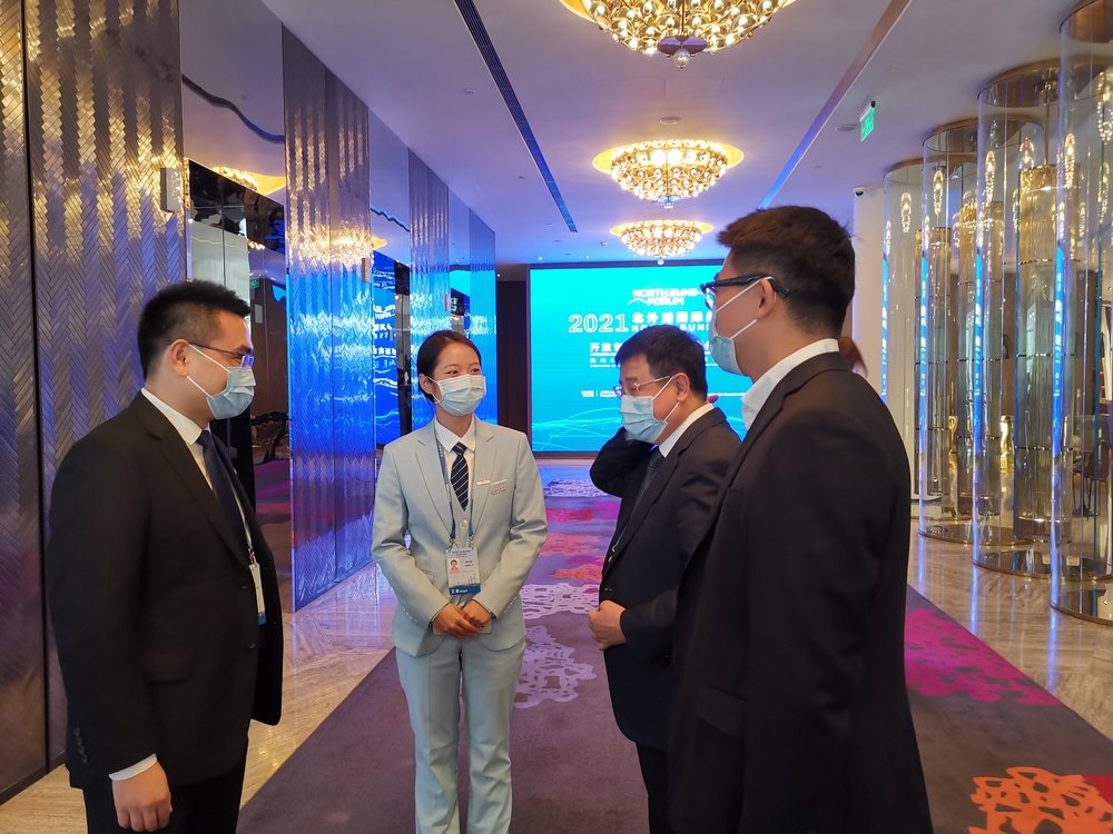 校党委书记宋宝儒慰问志愿者