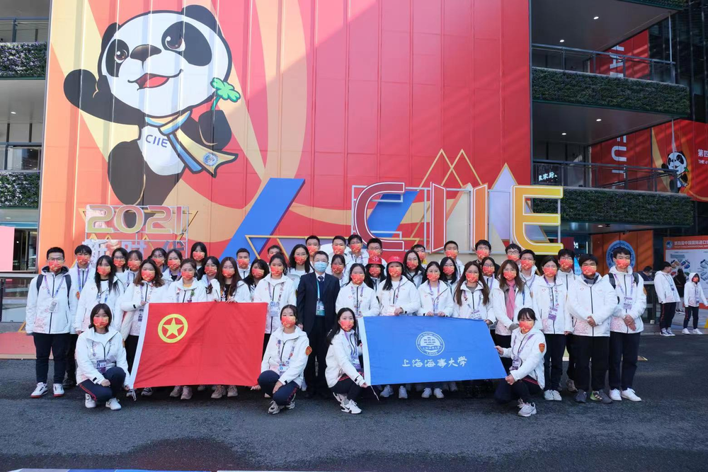 20211109103004039300.png 陆靖校长与咨询岗志愿者合影