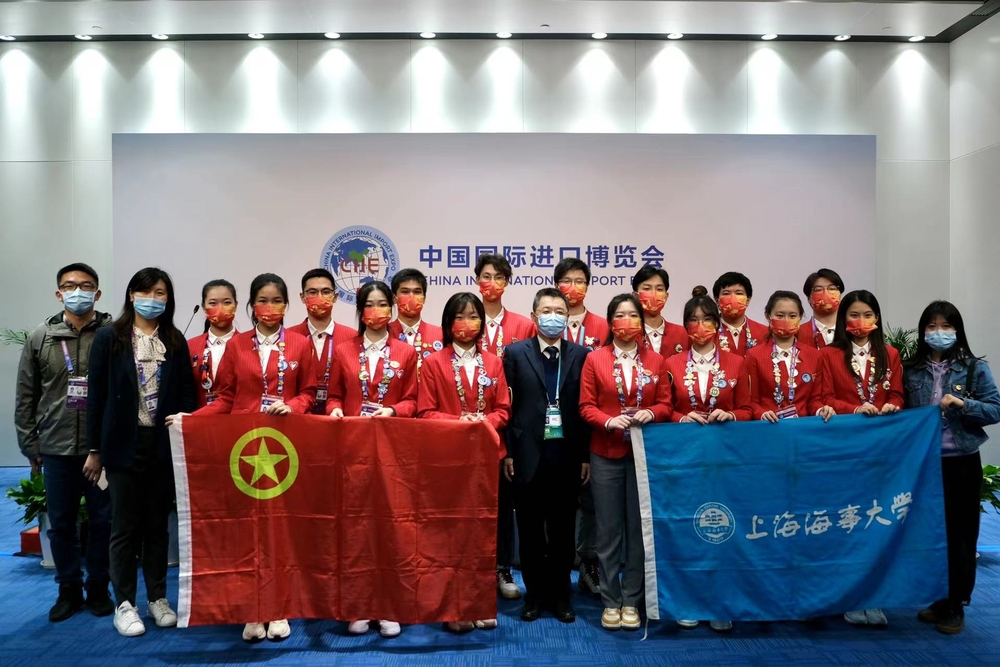 20211109103004123300.jpeg 陆靖校长与新闻中心岗志愿者合影