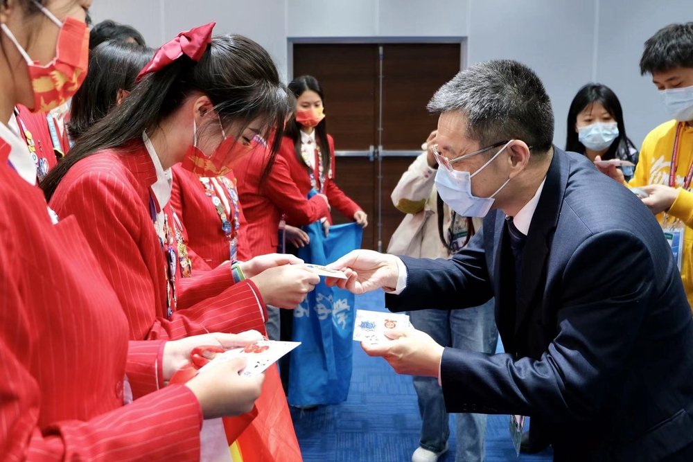 20211109103004195400.jpeg 陆靖校长为志愿者们赠送并佩戴激励徽章