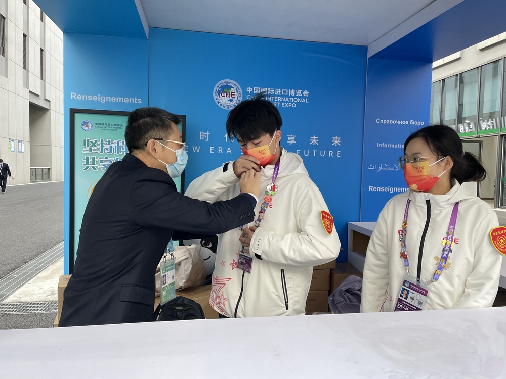 20211109103004365600.jpg 陆靖校长亲切问候志愿者们