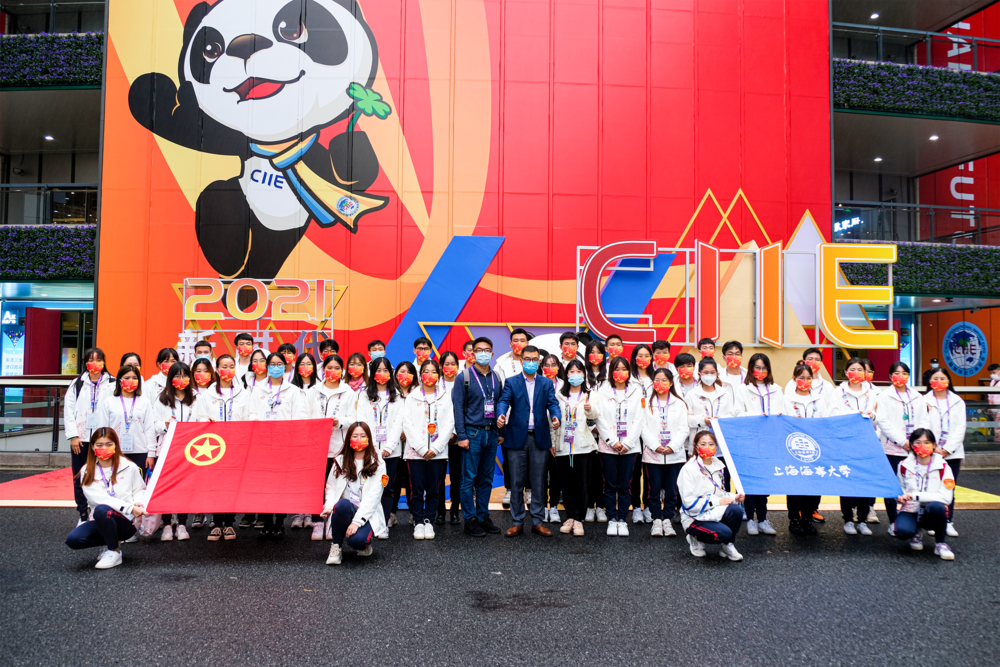 20211109103004627200.png 李志鹏副校长与咨询岗志愿者合影