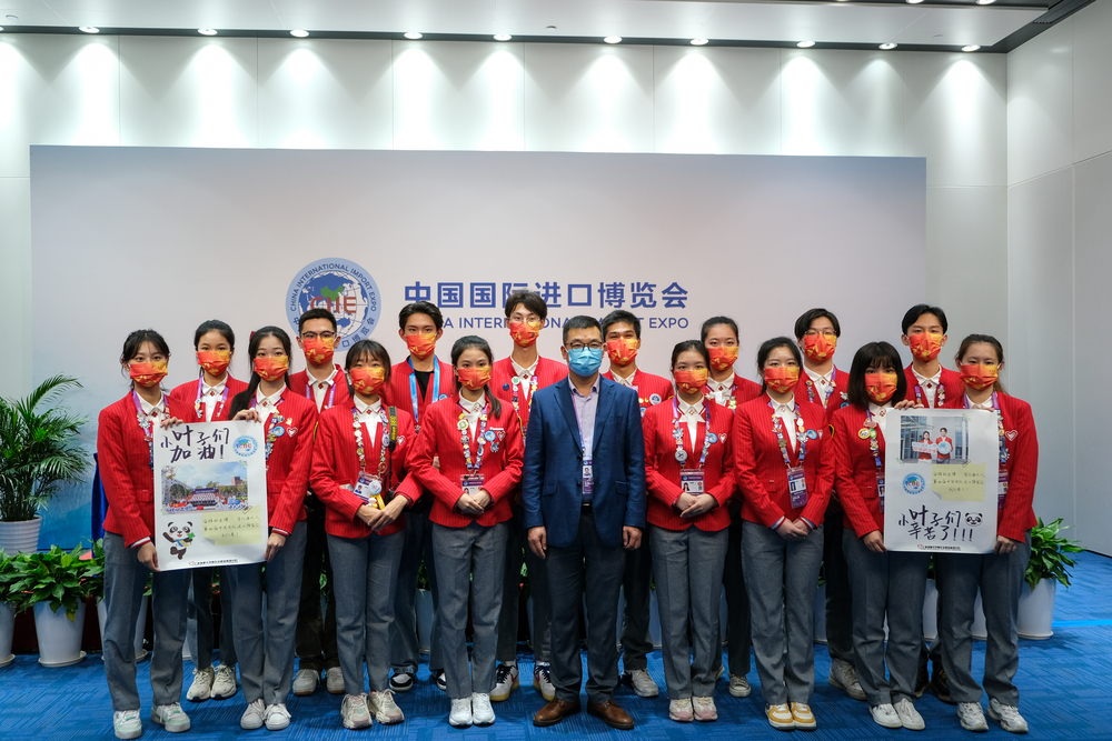 20211109103005129400.jpg 李志鹏副校长与新闻中心岗志愿者合影