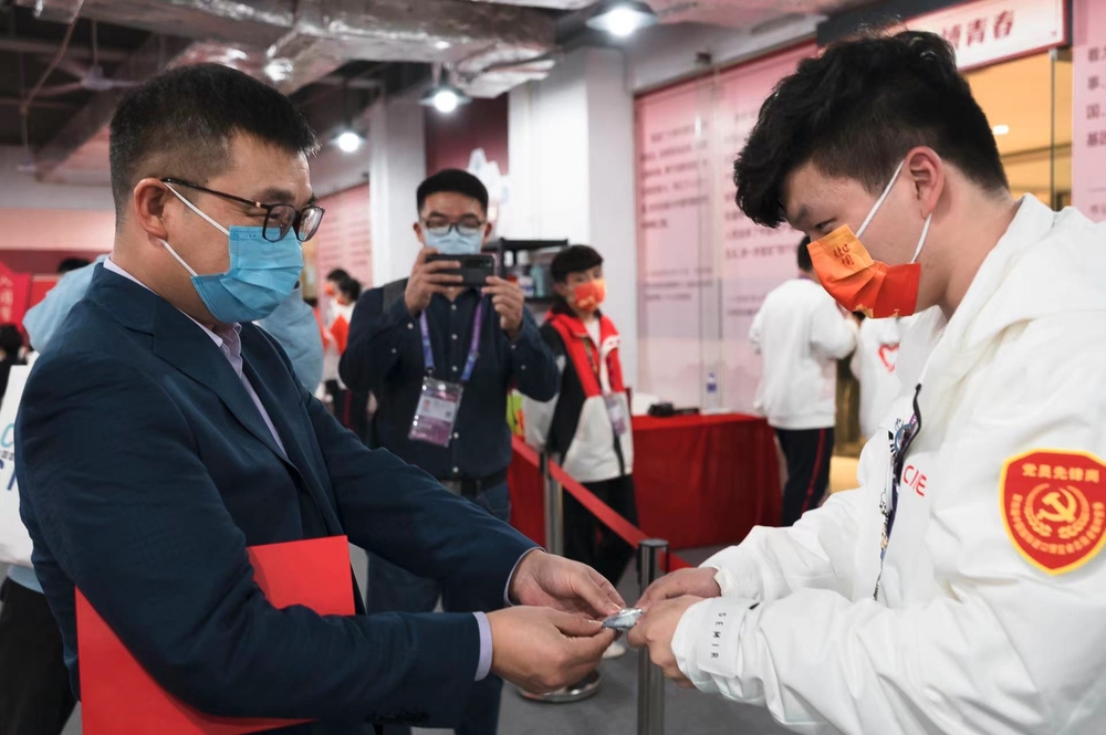 20211109103005281800.jpeg 李志鹏副校长为志愿者们赠送激励钥匙扣