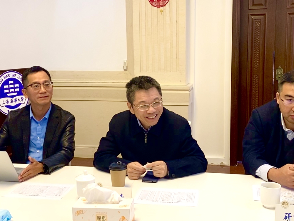 20211118012224626500.jpg 陆靖校长与博士生们交流