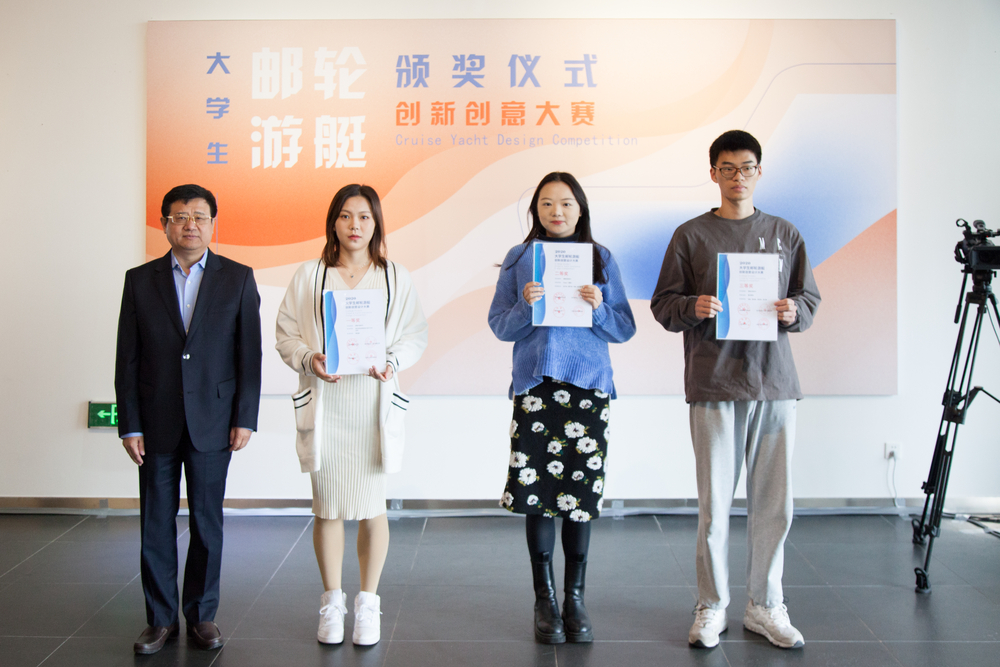 20211118131813230100.jpg 宋宝儒书记为游艇主题方向获奖学生代表颁奖