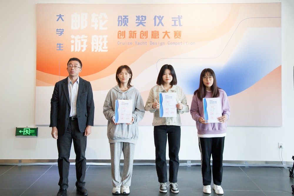 20211118131813509900.jpg 施欣副校长为邮轮主题方向获奖学生代表颁奖