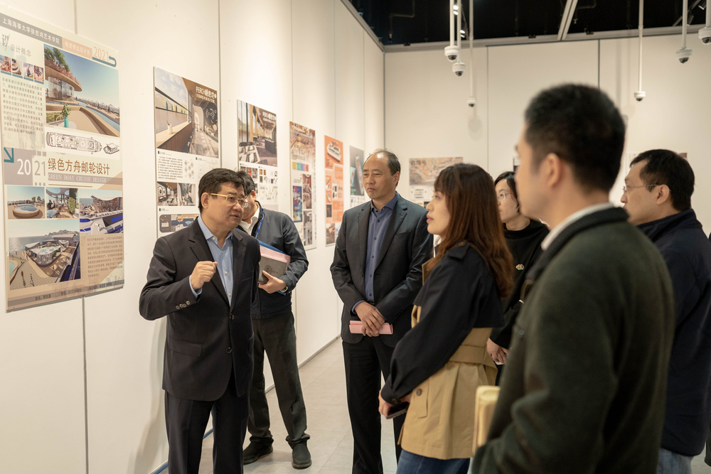 20211118131813629800.jpg 与会嘉宾参观获奖学生作品