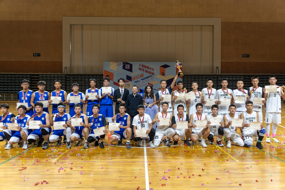 20211122083827097900.jpg 校长陆靖与冠亚军球队合影