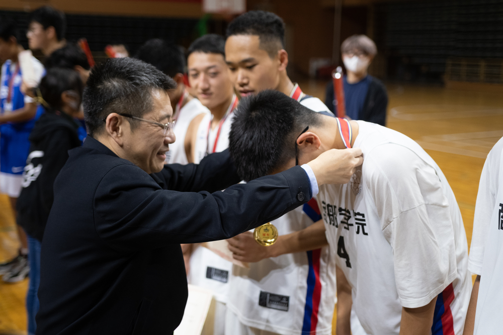 20211122083827630200.jpg 校长陆靖为冠军球员颁奖