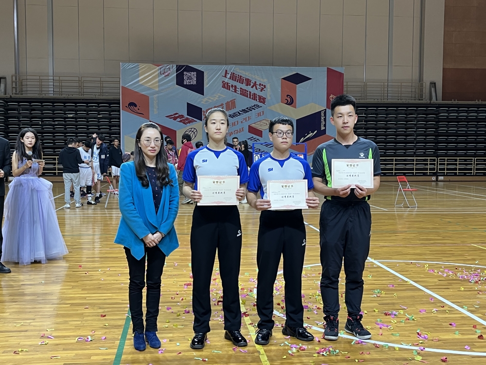 20211122083828216600.jpg 为最佳裁判员颁奖