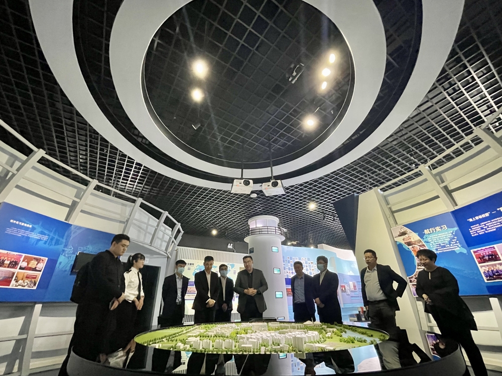 20211123091224788900.jpg 参观校史馆