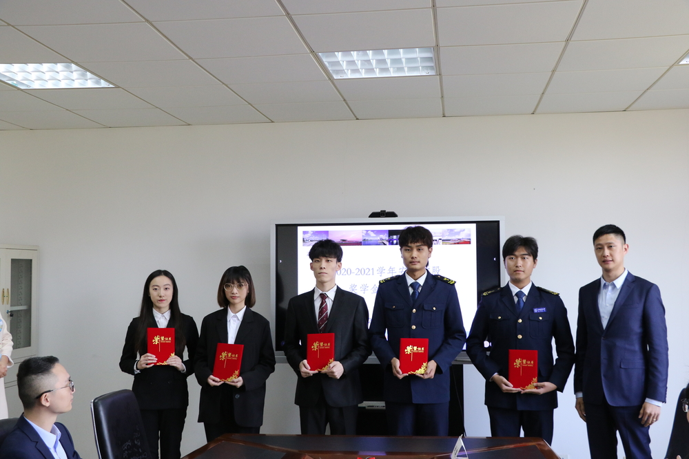 20211126142224086000.jpg 公司董事长助理魏澄宇向获奖学生颁奖