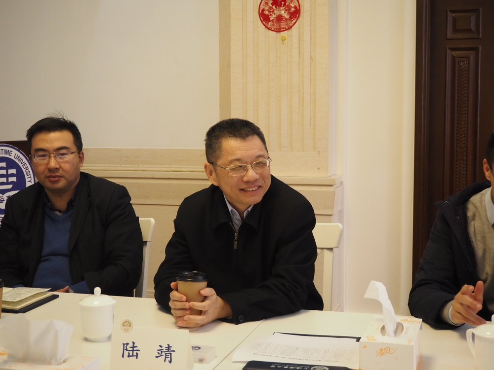 20211208133308740500.jpg 陆靖校长与博士生们交流