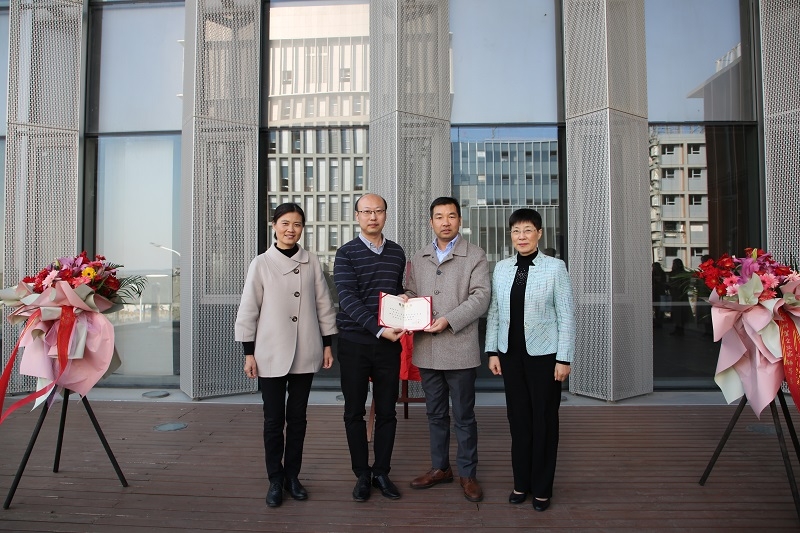 颁发辅导员项目“特别贡献奖”