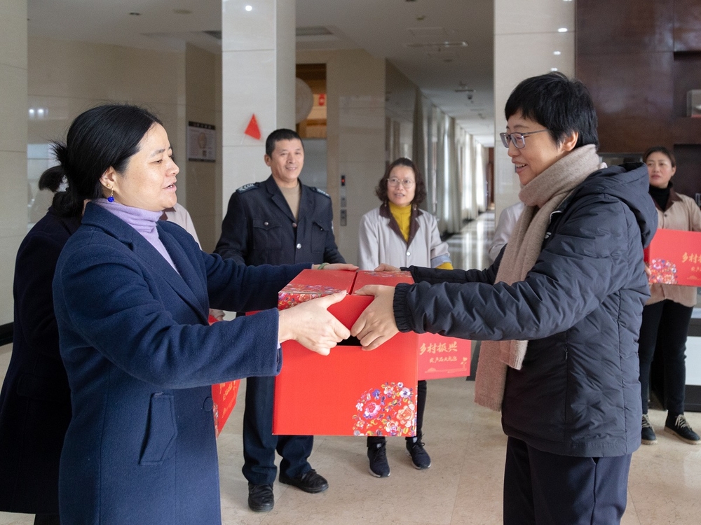 慰问资产公司教职工