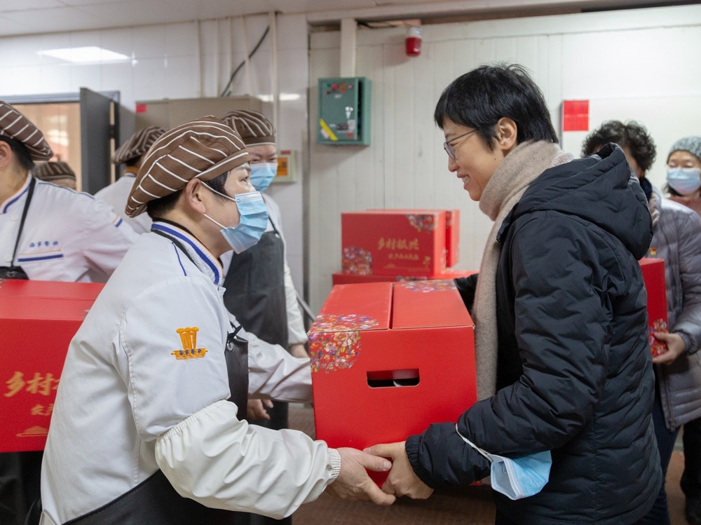 慰问后勤中心教职工