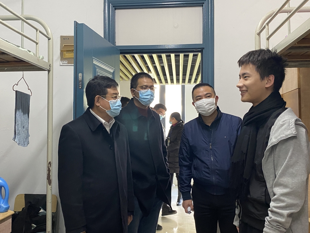 20220125130835666500.jpg 宋宝儒书记深入宿舍与寒假留校学生交谈