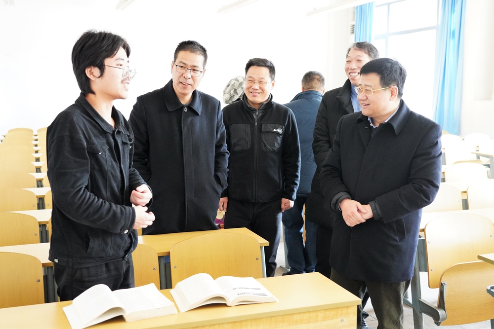 20220202102908113000.jpg 宋宝儒与自修学生亲切交谈