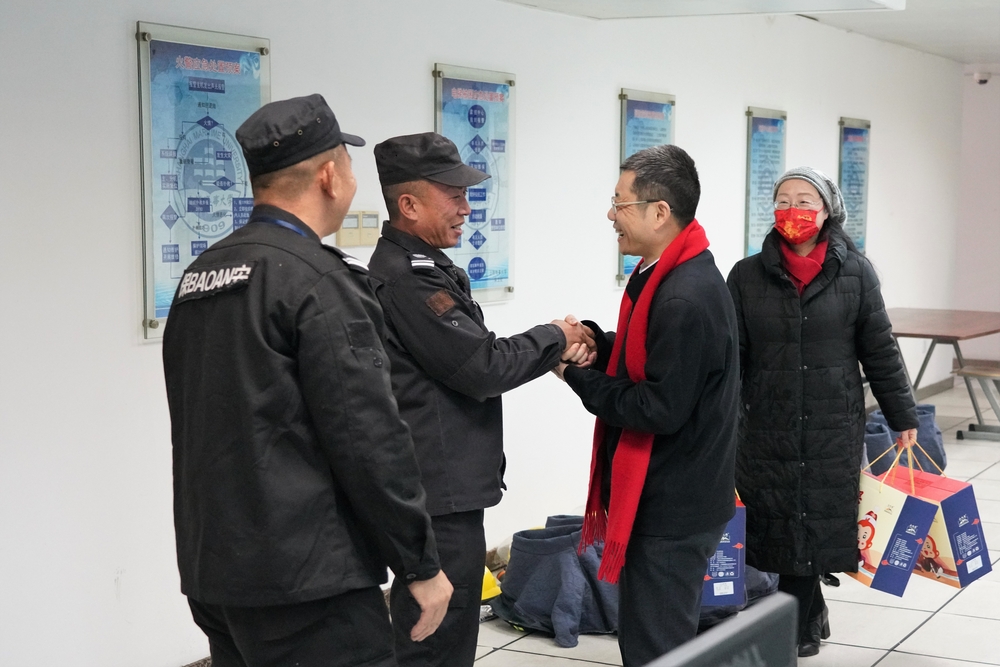 20220202102909034400.jpg 陆靖向值班保安队员致以春节慰问