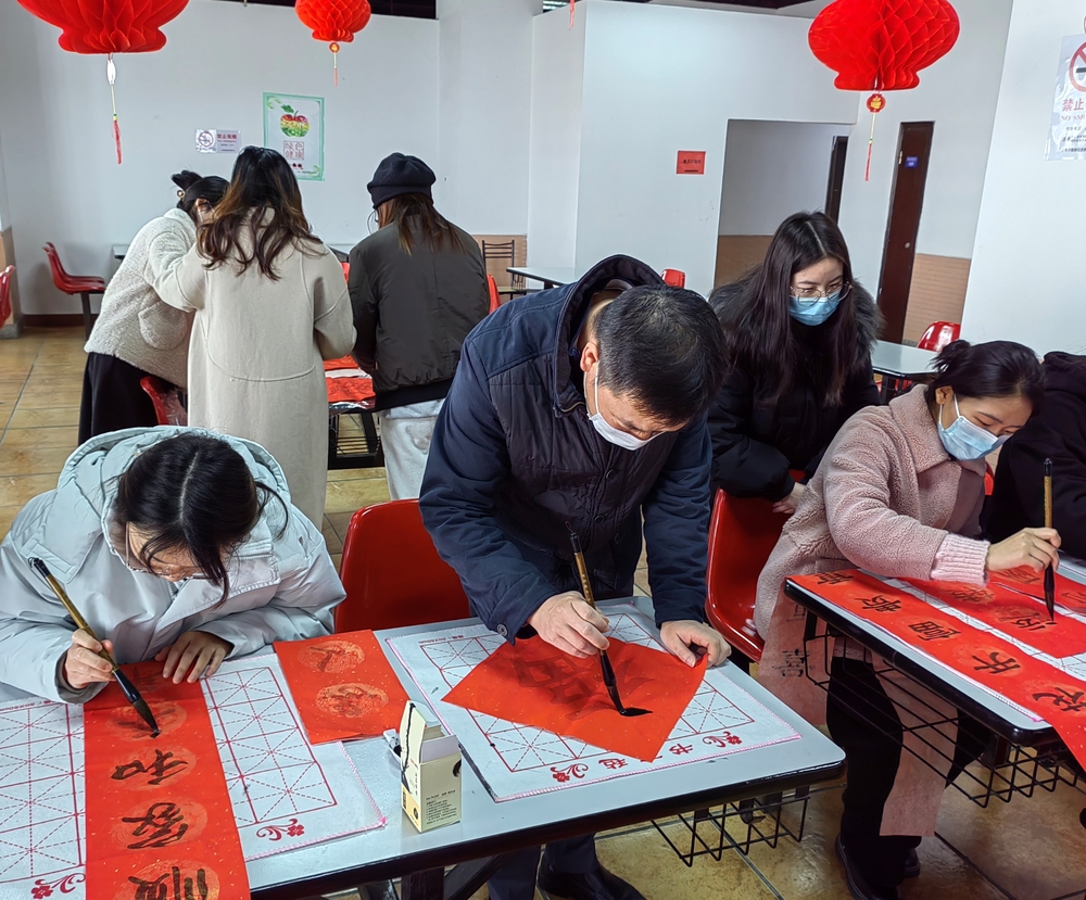 20220202102909180800.jpg 李志鹏与学生一起写春联福字