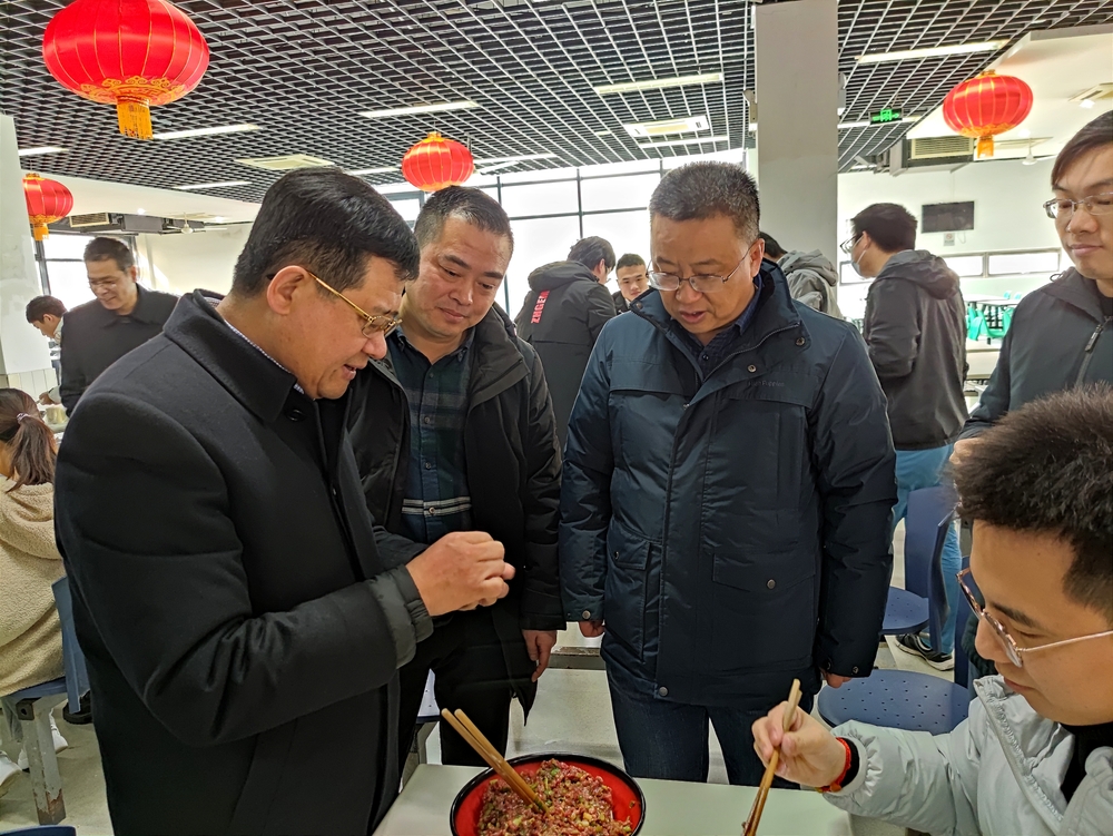 20220202102909606900.jpg 宋宝儒同留校学生一起包饺子