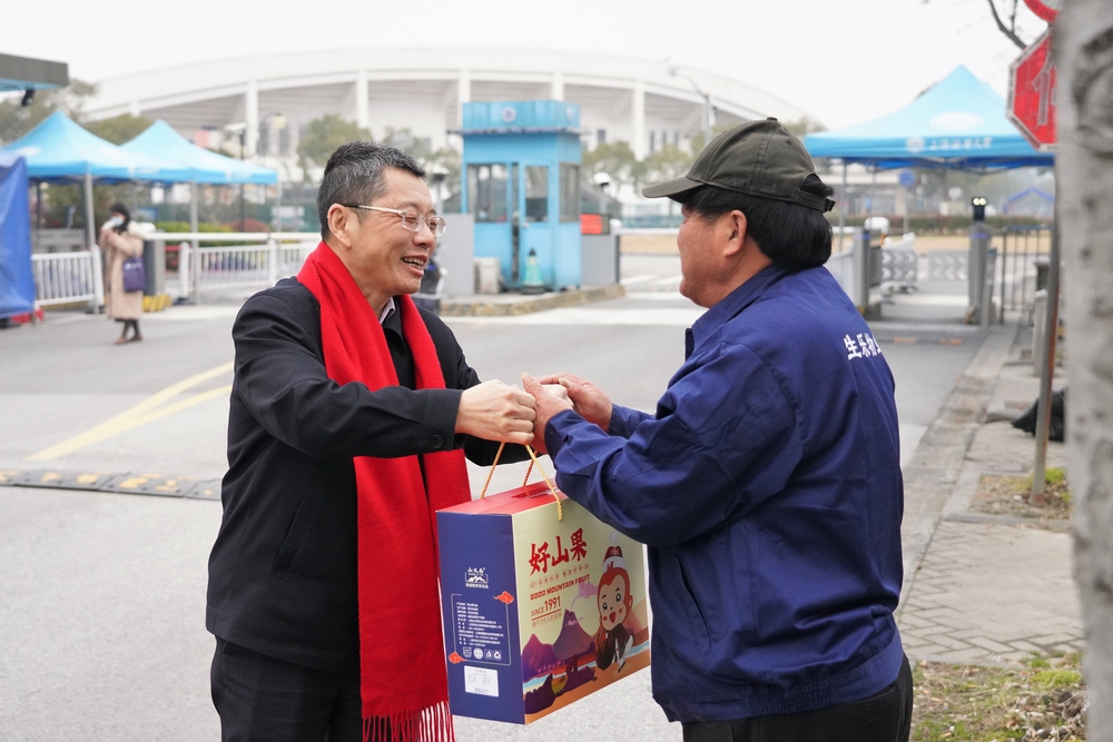 20220202102910321500.jpg 陆靖向环卫值班员致以春节慰问