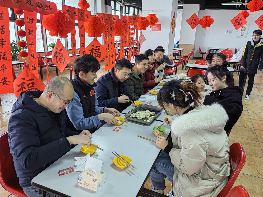 20220202102910916800.jpg 李志鹏与留校学生一起吃年夜饭