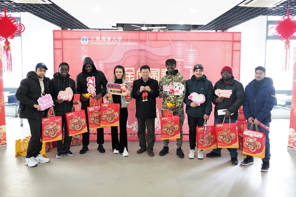 20220202102911166800.jpg 宋宝儒同留学生留影