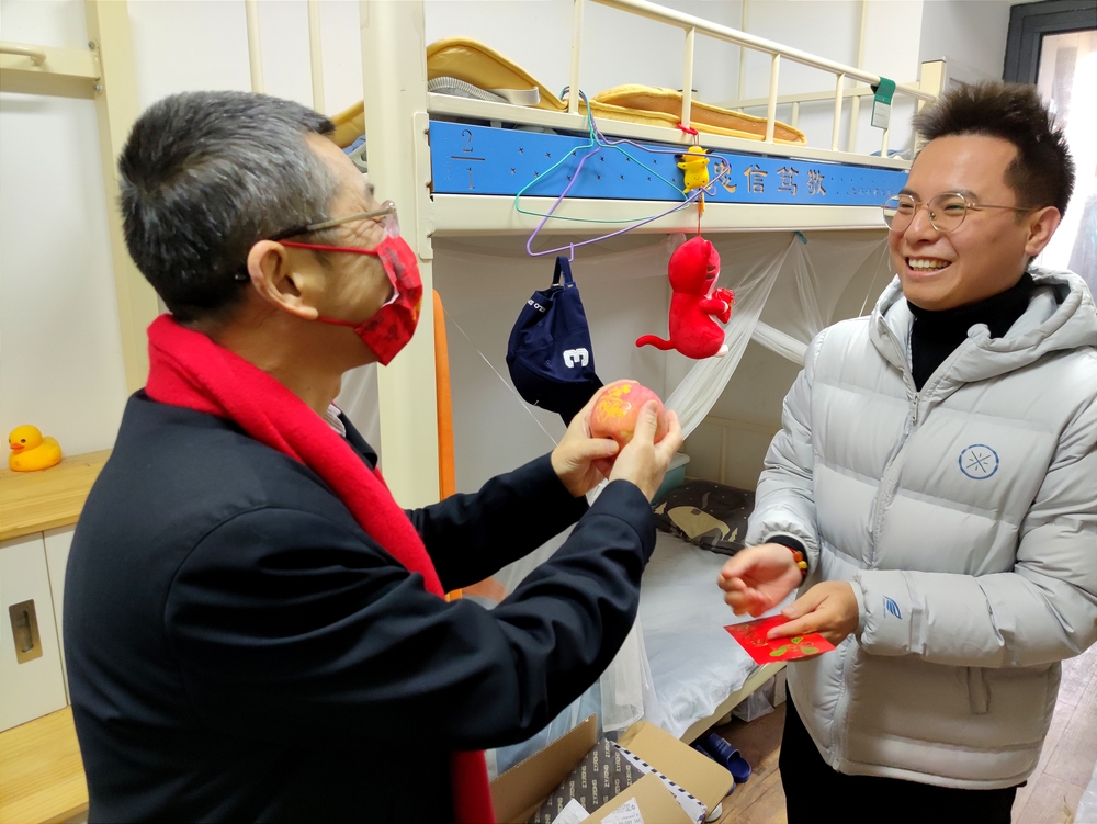 20220202102912276700.jpg 陆靖向留校学生致以春节慰问