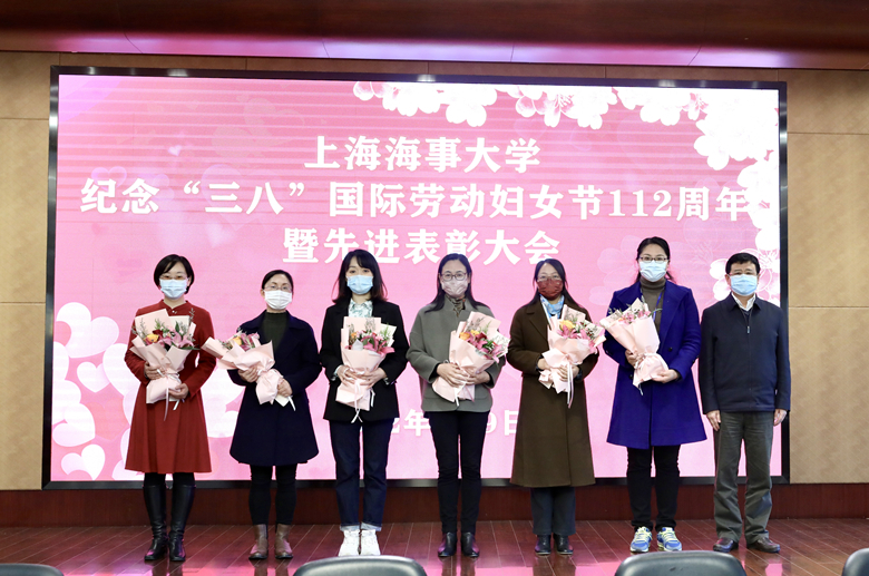 宋宝儒书记为荣获上海市三八红旗集体、上海市教育系统三八红旗手、三八红旗集体代表、巾帼建功标兵、巾帼文明岗称号的老师颁奖