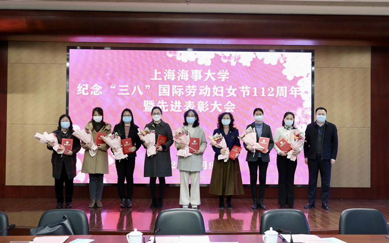 栗建华副校长为上海海事大学比翼双飞模范佳侣颁奖