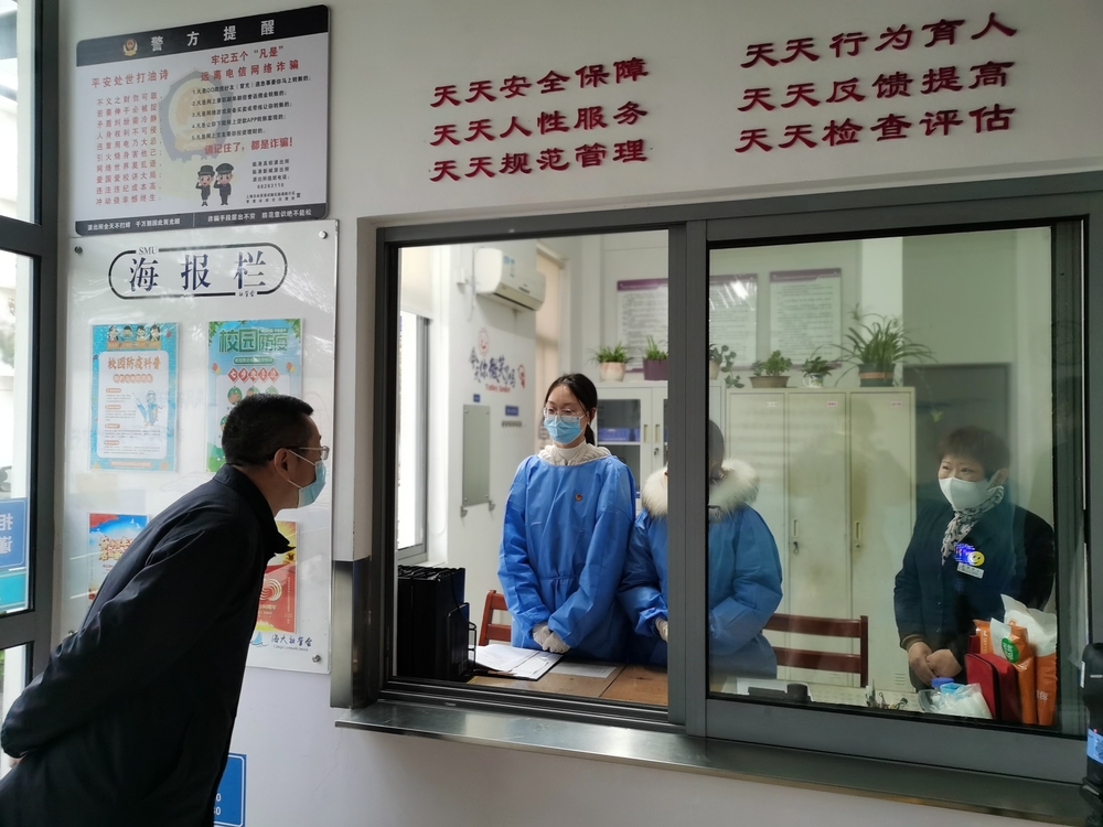 看望社区服务学生党员志愿者