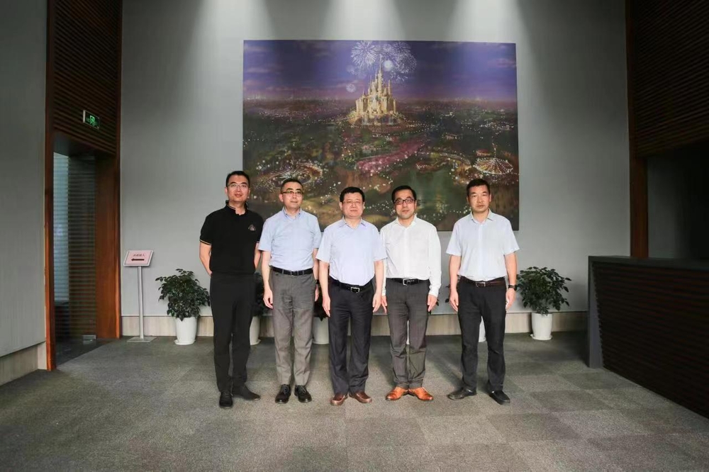  集团总监、迪士尼合作企业党委书记兼副总经理邱一川接待我校来访人员
